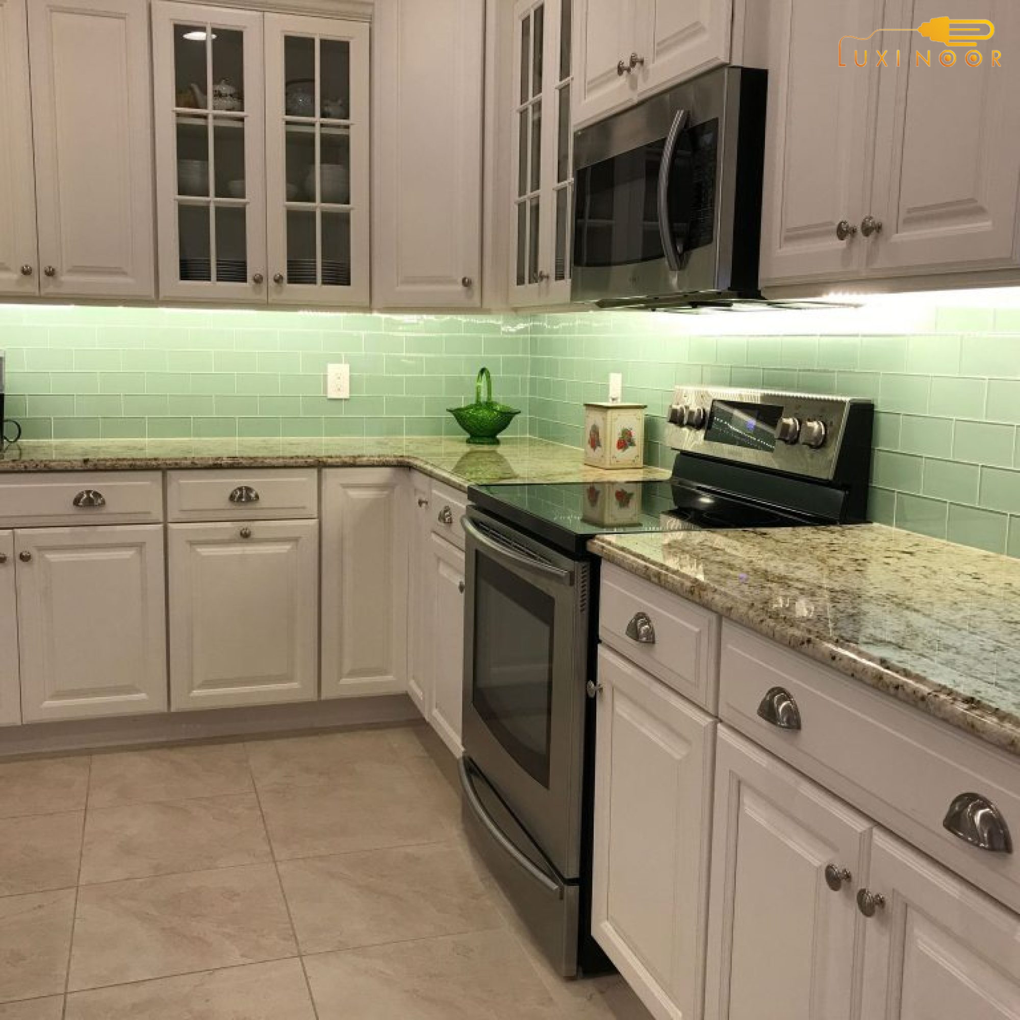 نورپردازی کابینت و کشو در آشپزخانه باعث ایجاد زیبایی در دکوراسیون می شود.